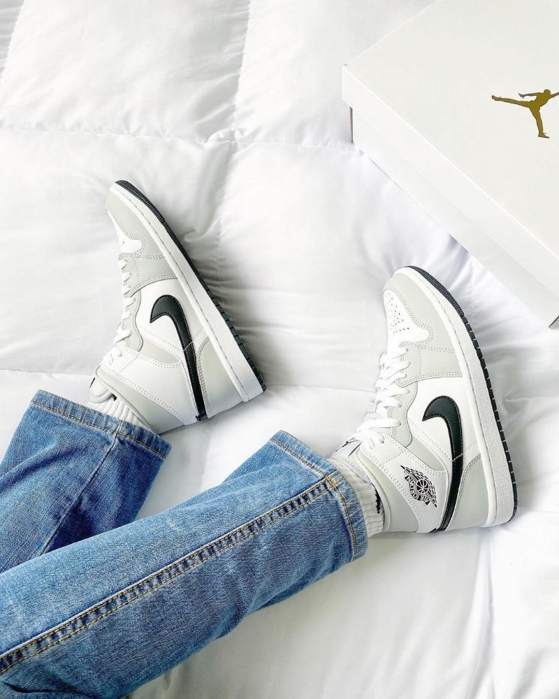 Air Jordan 1 Keskinvalkoinen Vaaleen Savuharmaa