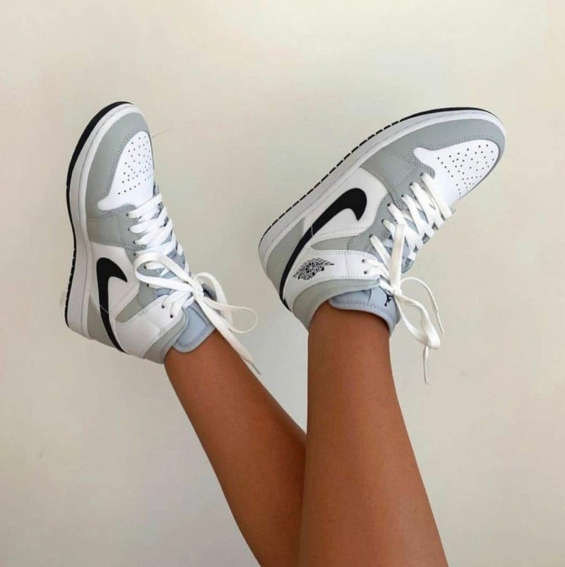 Air Jordan 1 Keskinvalkoinen Vaaleen Savuharmaa