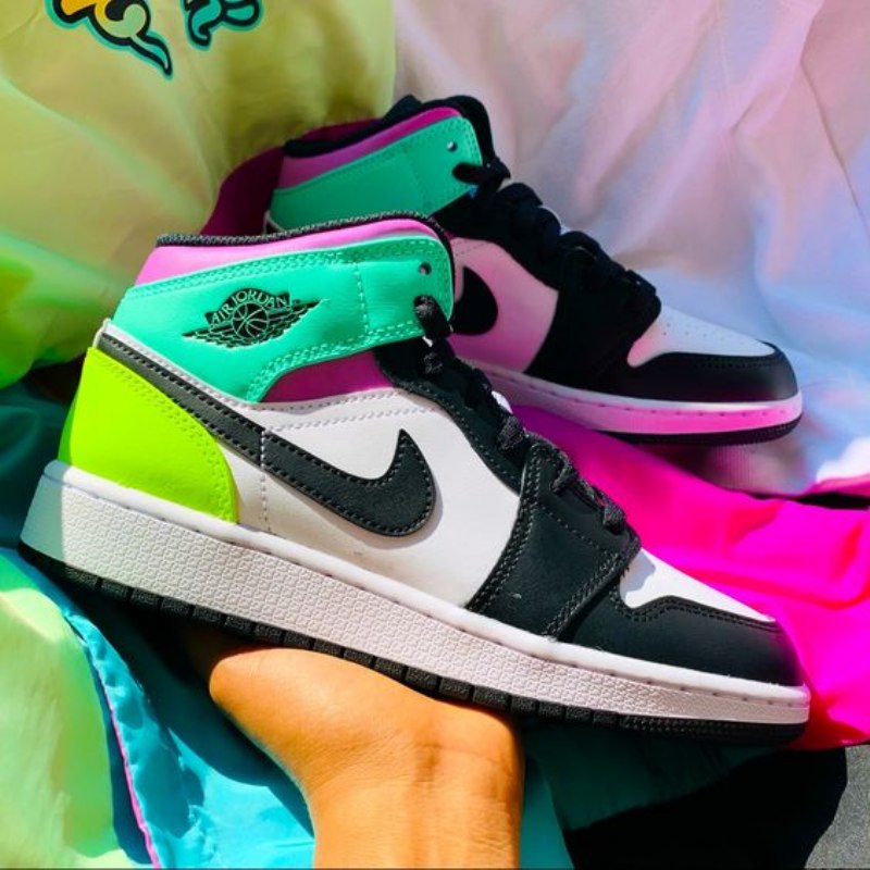 Air Jordan 1 Keskipastellinen Musta Toe