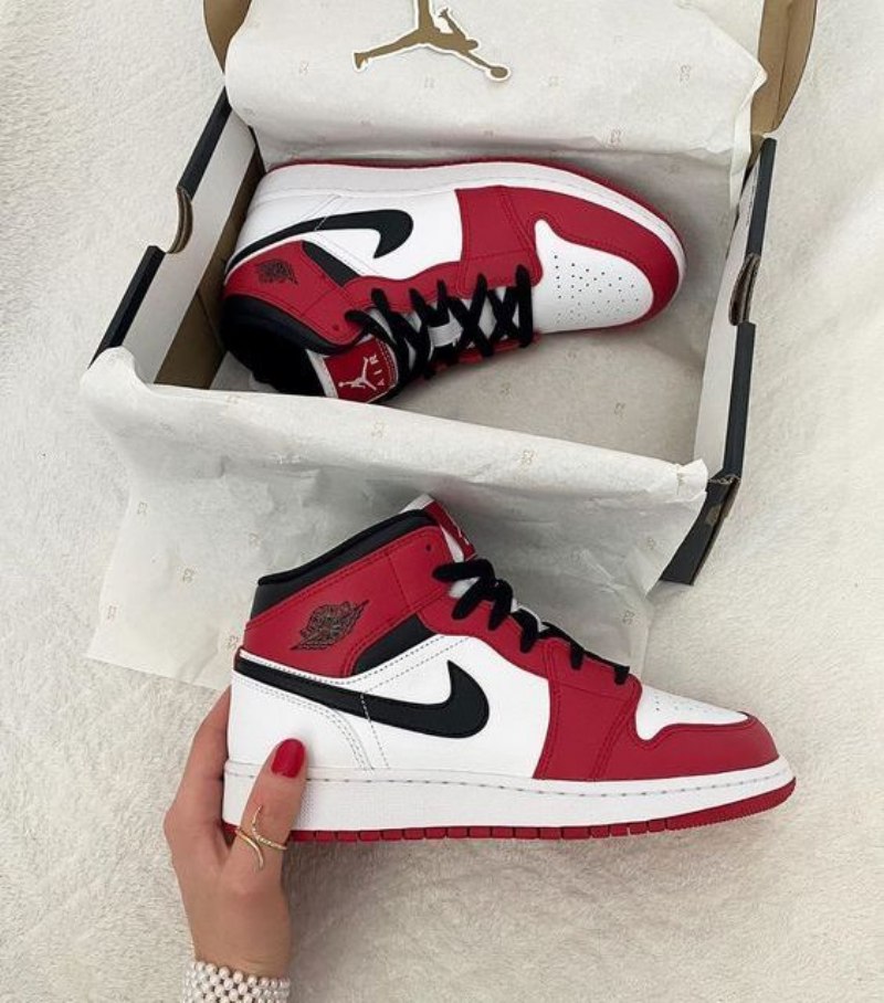 Air Jordan 1 Mid Chicago Valkoinen