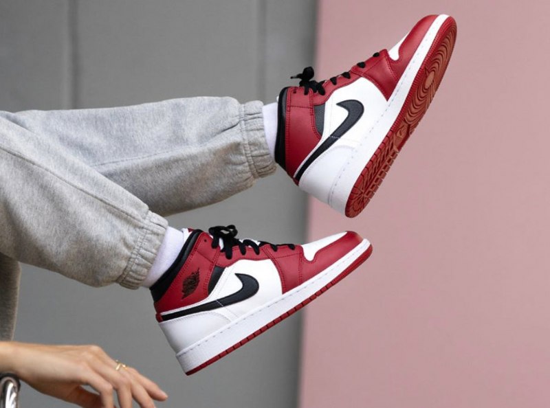 Air Jordan 1 Mid Chicago Valkoinen