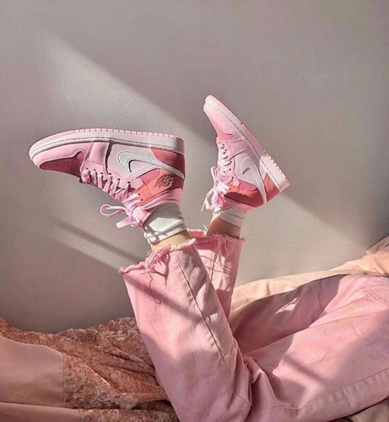 Air Jordan 1 Mid Digital Pink