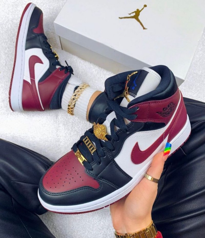 Air Jordan 1 Mid Se Musta Tummaa Puukaria