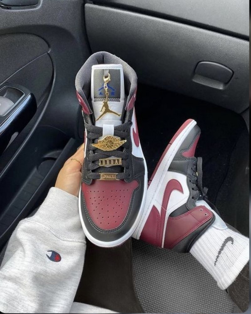 Air Jordan 1 Mid Se Musta Tummaa Puukaria