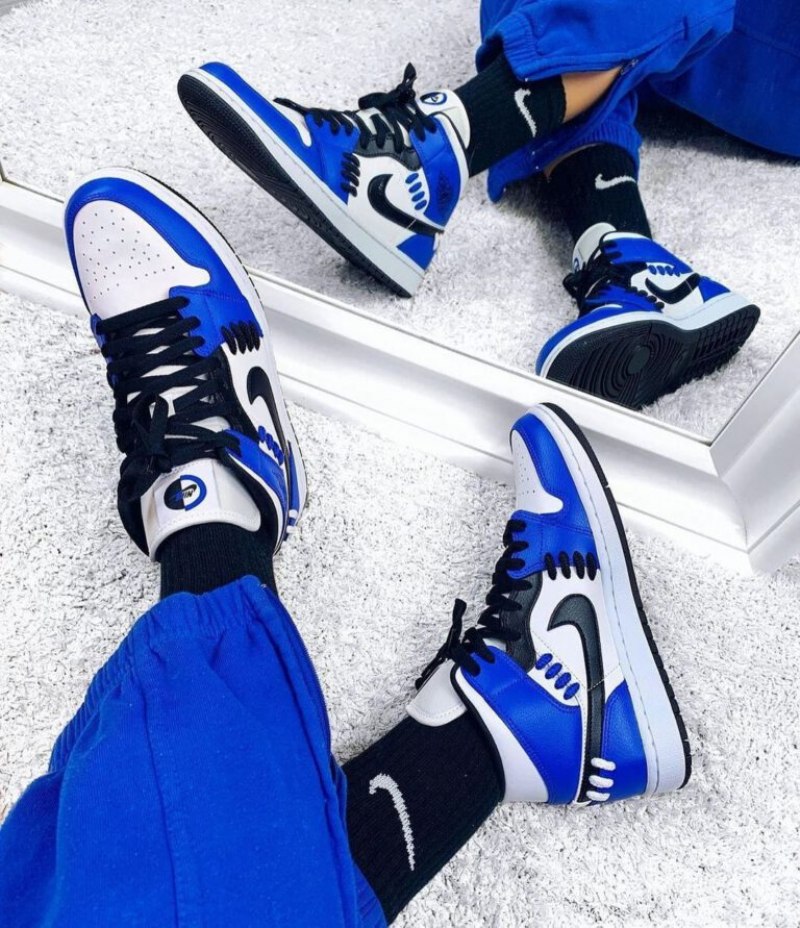 Air Jordan 1 Mid Se Sisarus