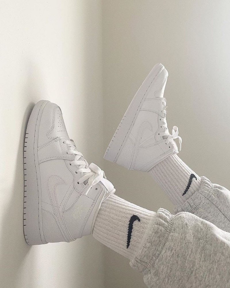 Air Jordan 1 Mid Triple Valkoinen