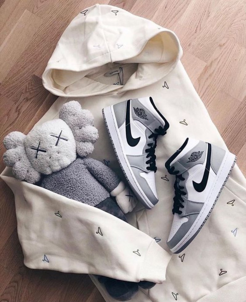 Air Jordan 1 Mid Vaalea Savun Harmaa