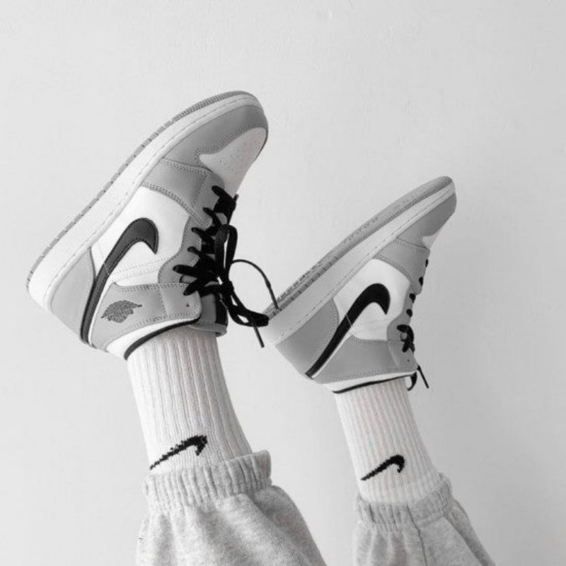 Air Jordan 1 Mid Vaalea Savun Harmaa
