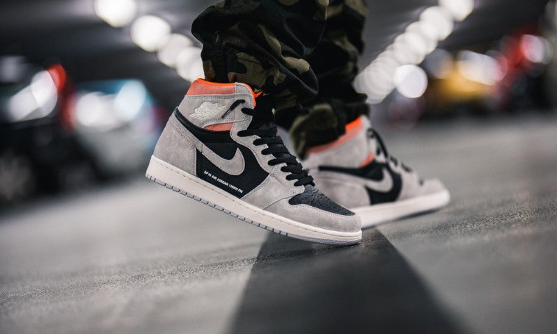 Air Jordan 1 Retro High Neutral Gray Hyper Crimson