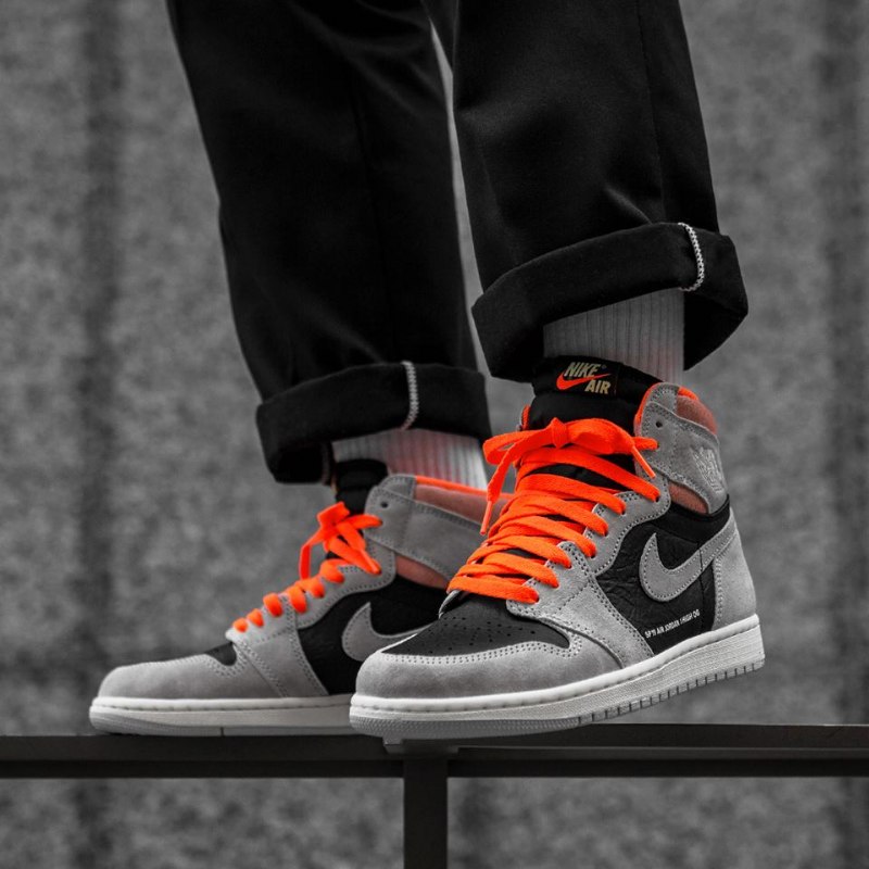 Air Jordan 1 Retro High Neutral Gray Hyper Crimson