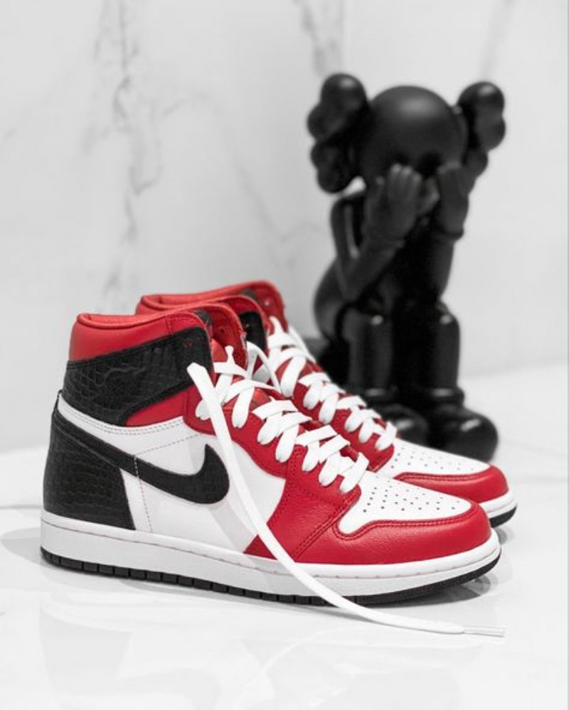 Air Jordan 1 Retro High Satin Snake Chicago