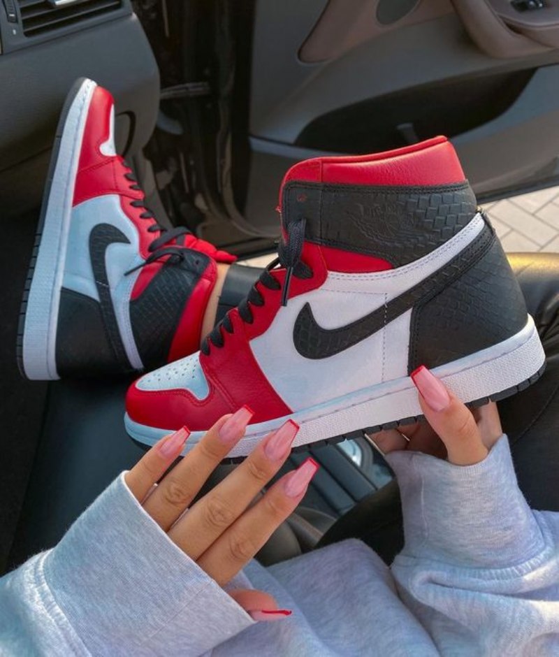 Air Jordan 1 Retro High Satin Snake Chicago