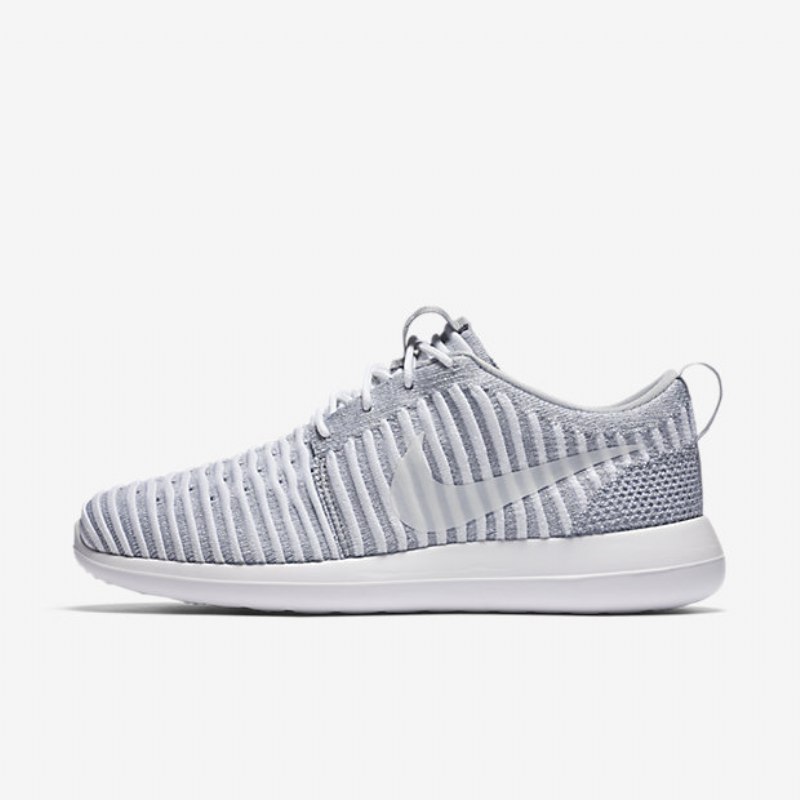 Nike Roshe Flyknit Kaksi Kenkiä
