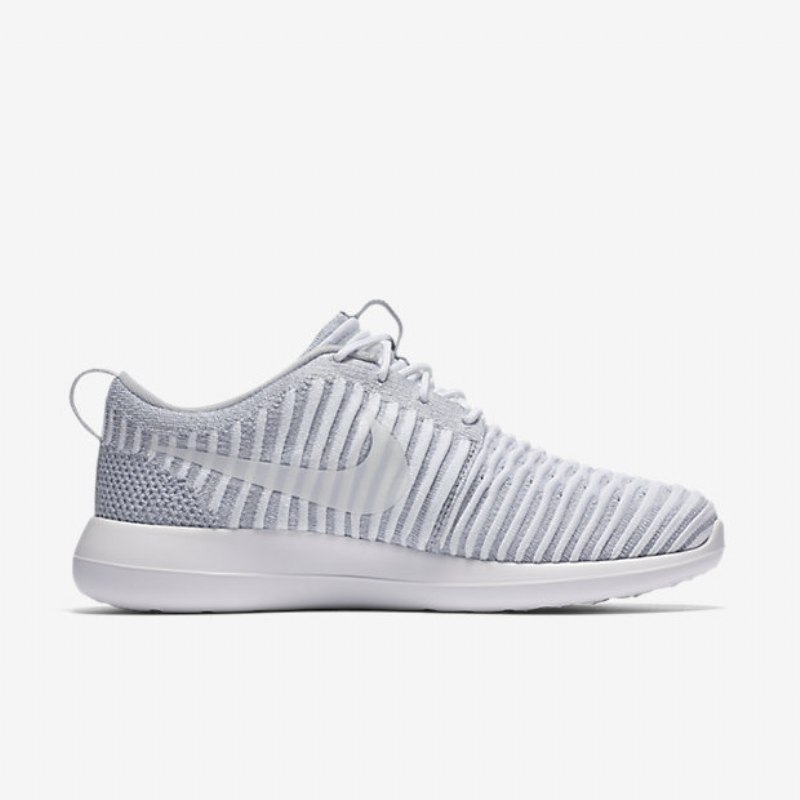 Nike Roshe Flyknit Kaksi Kenkiä