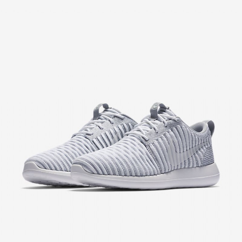 Nike Roshe Flyknit Kaksi Kenkiä