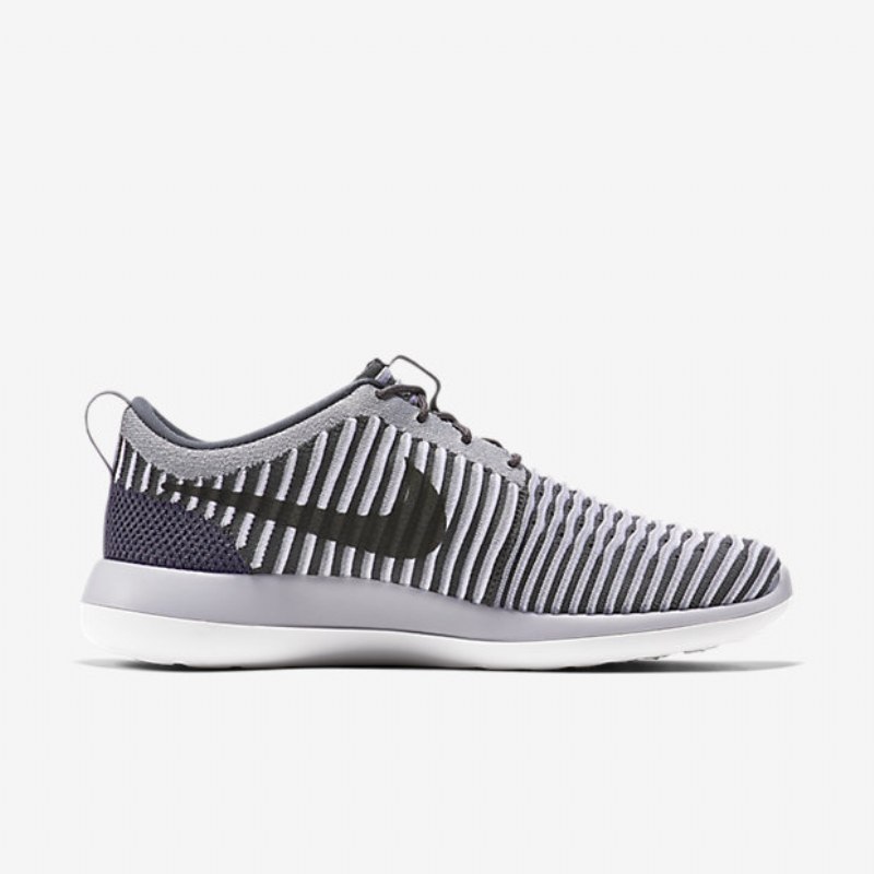 Nike Roshe Flyknit Kaksi Kenkiä