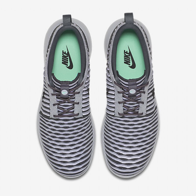Nike Roshe Flyknit Kaksi Kenkiä