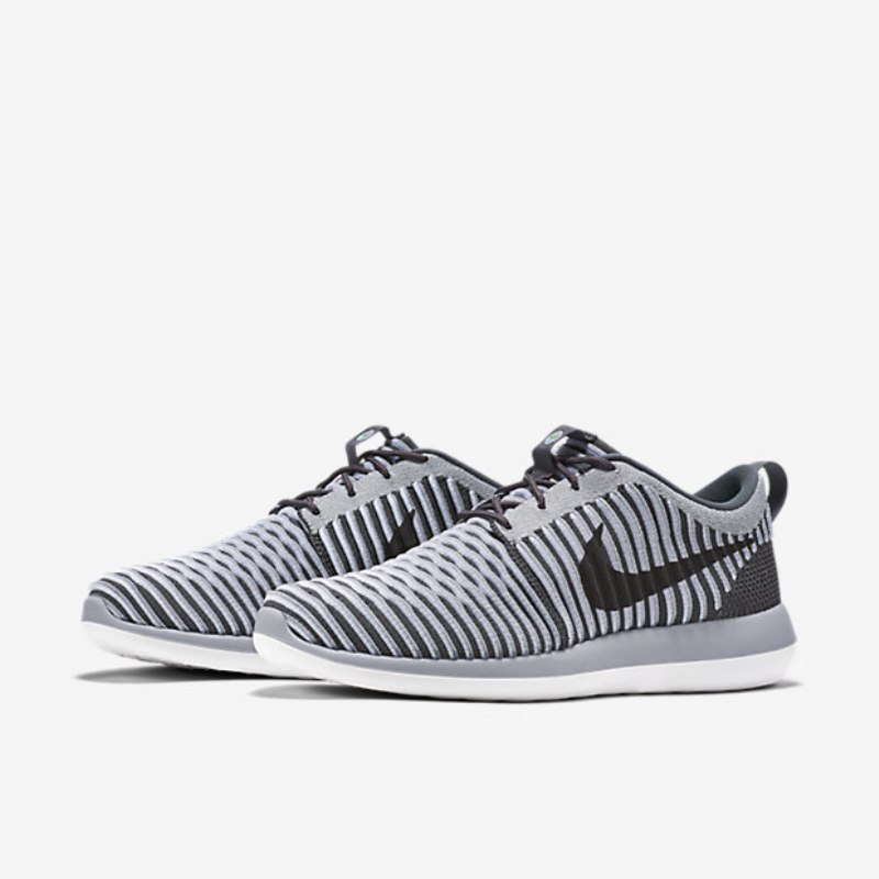 Nike Roshe Flyknit Kaksi Kenkiä
