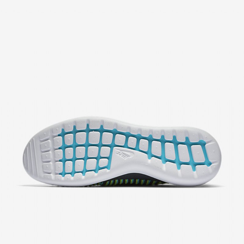 Nike Roshe Flyknit Kaksi Kenkiä