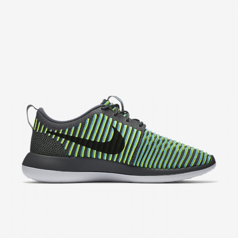 Nike Roshe Flyknit Kaksi Kenkiä