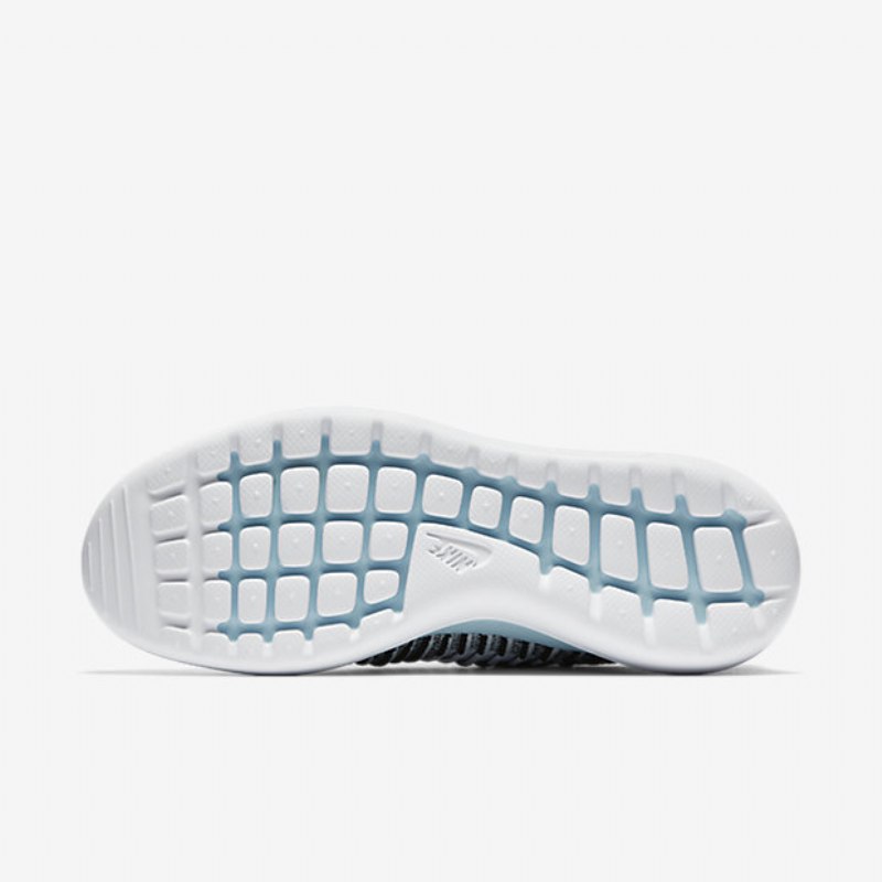 Nike Roshe Flyknit Kaksi Kenkiä
