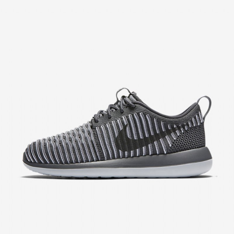 Nike Roshe Flyknit Kaksi Kenkiä