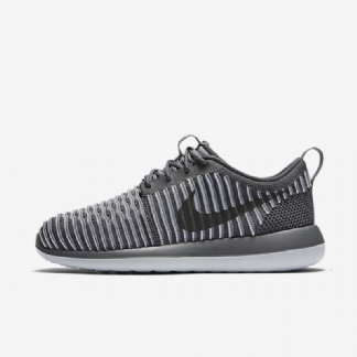 Nike Roshe Flyknit Kaksi Kenkiä