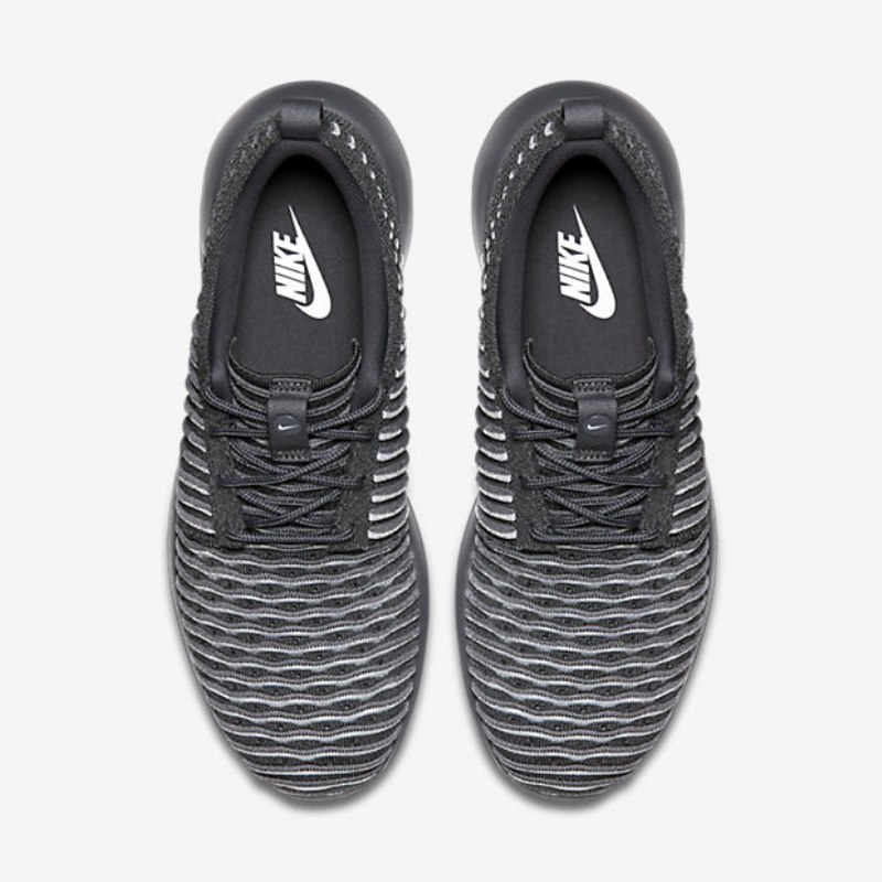 Nike Roshe Flyknit Kaksi Kenkiä