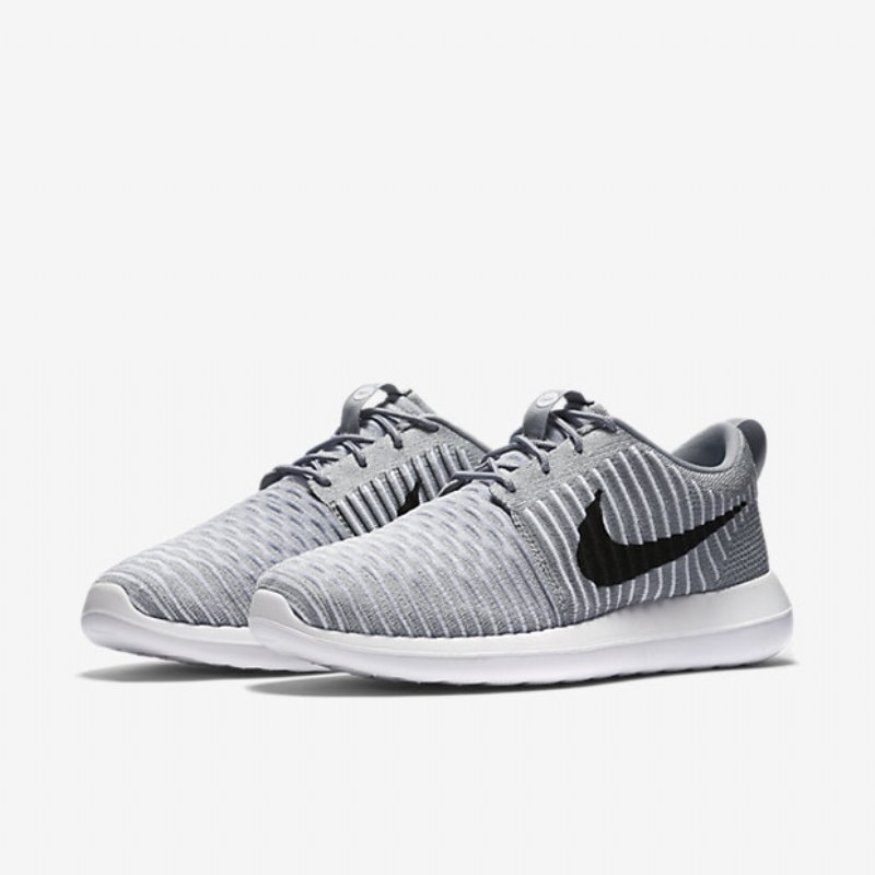 Nike Roshe Flyknit Kaksi Kenkiä